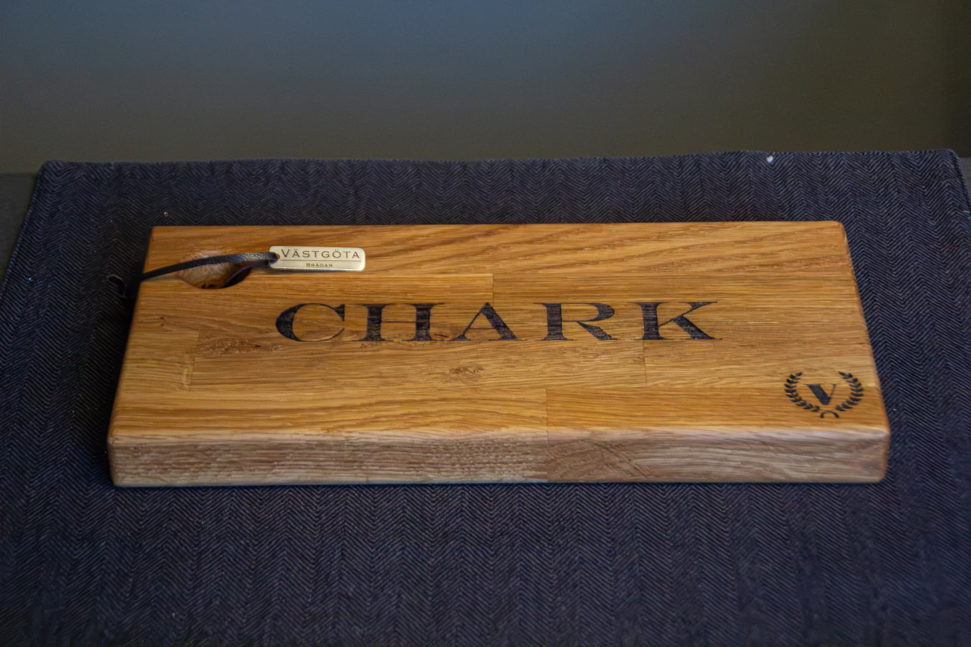 Charkbricka i ek med gravyren "CHARK" och mässingsskylt